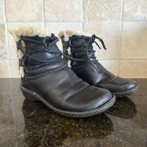 UGG Caspia Boots Black Leather Lined Lace Up Women's Size 7 Booties 1932